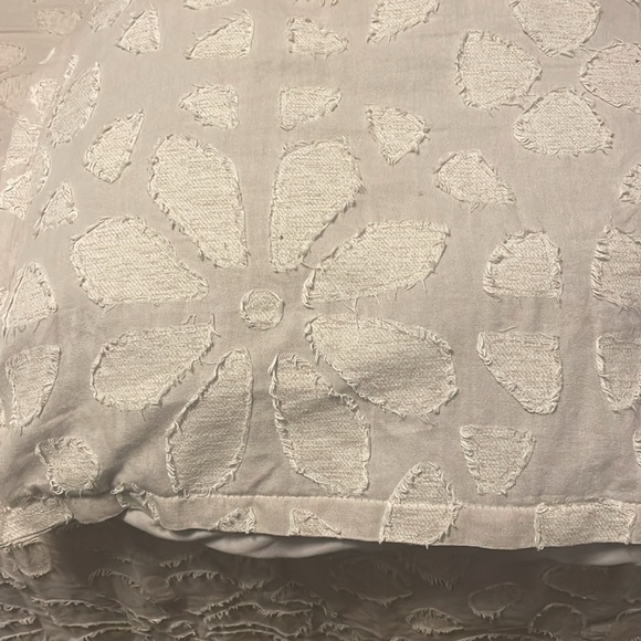 2 pillow shams 1 queen comforter - Picture 3 of 5